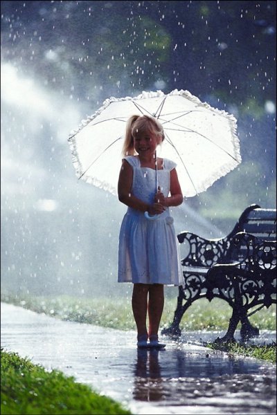 Фотосессия с зонтом летом