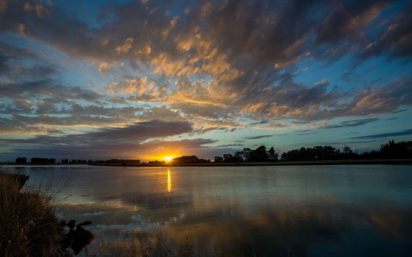 Закат на реке