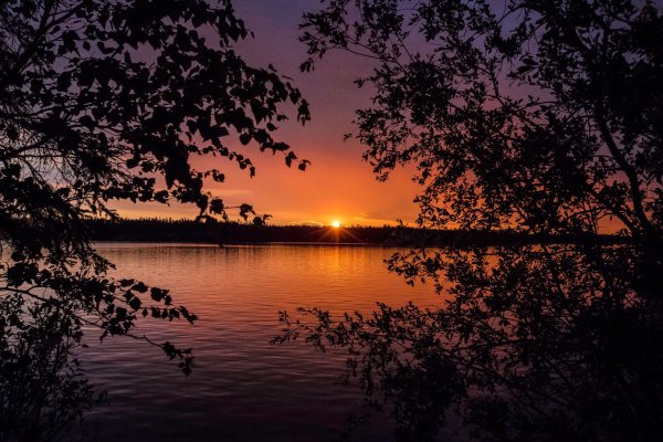 Красивый закат над озером