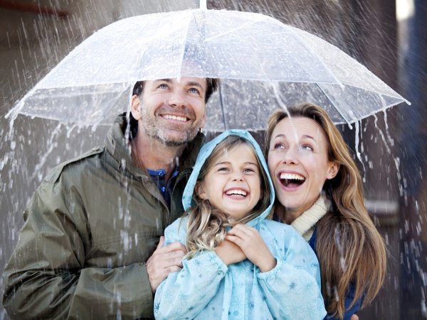 Семья под зонтом