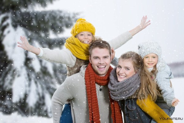 Семья на прогулке зимой