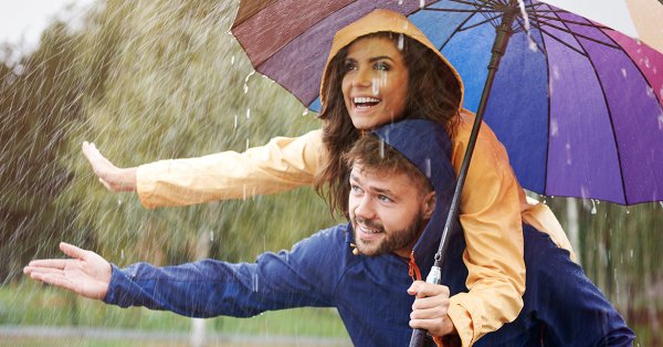 Счастливые люди с зонтами