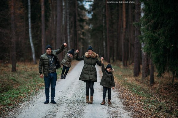 Семья на прогулке в лесу