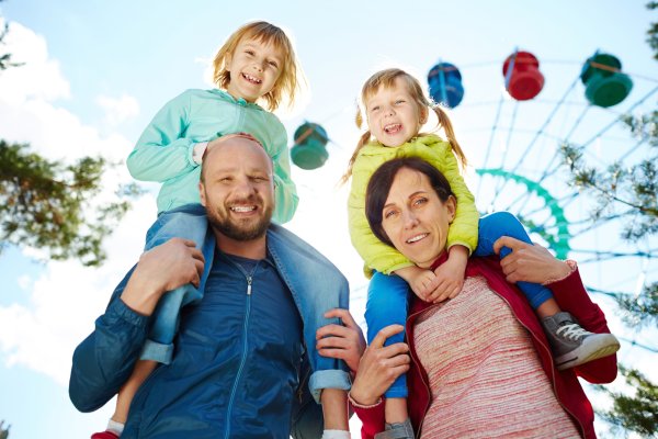 Семья в парке развлечений