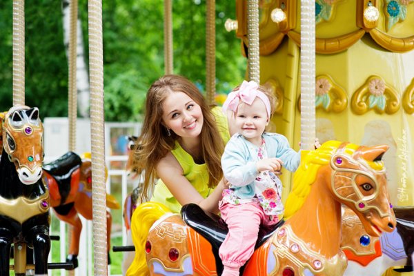 Дети в парке развлечений