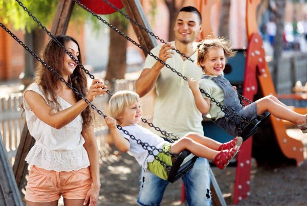 Дети и родители на детской площадке