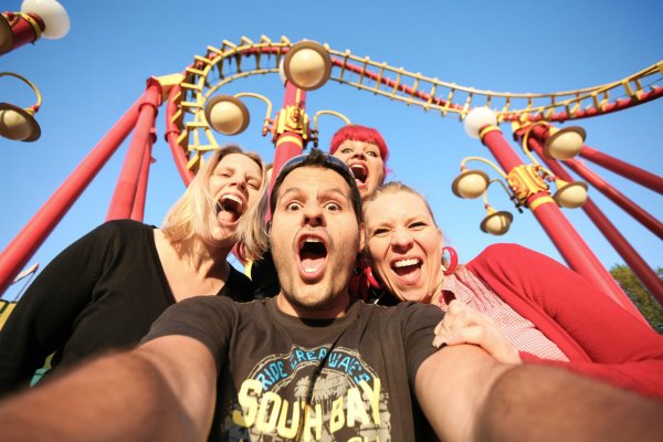 Люди на аттракционах