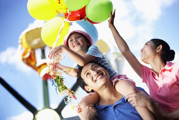 Семья на аттракционах