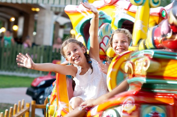 Дети на карусели