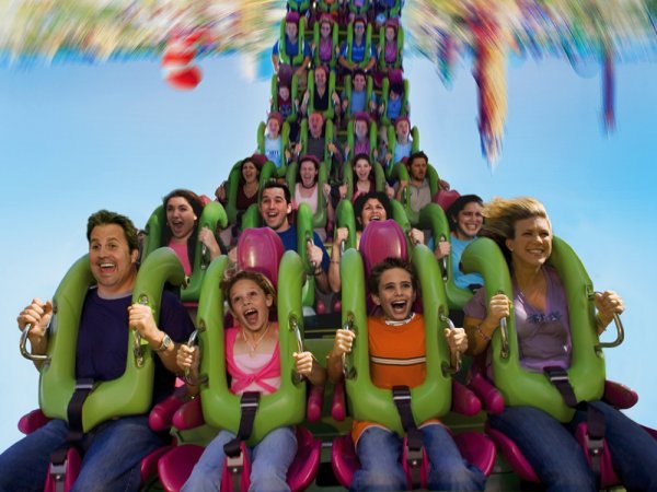 Семья на аттракционах