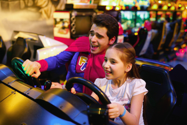 Дети в парке развлечений