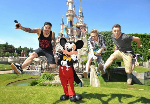 Семья в Диснейленде