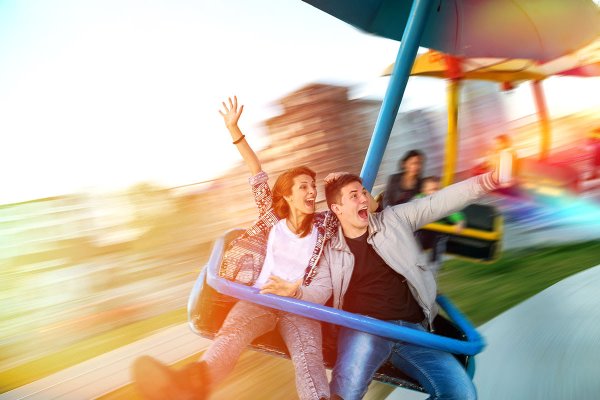 Влюбленные на аттракционе