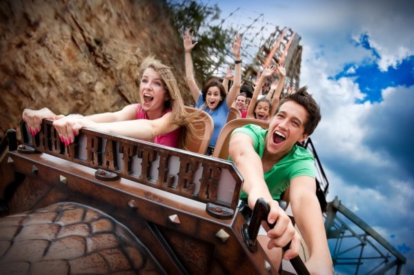 Кататься на аттракционах