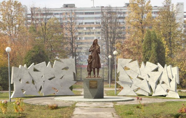 Памятник в парке Победы Тольятти