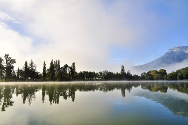 Поверхность озера