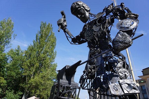 Парк кованных фигур в Донецке