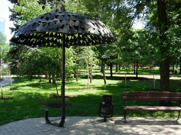 Парк кованных фигур в Донецке