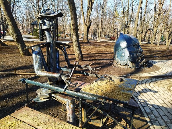 2022 Донецк парк кованых фигур прилет