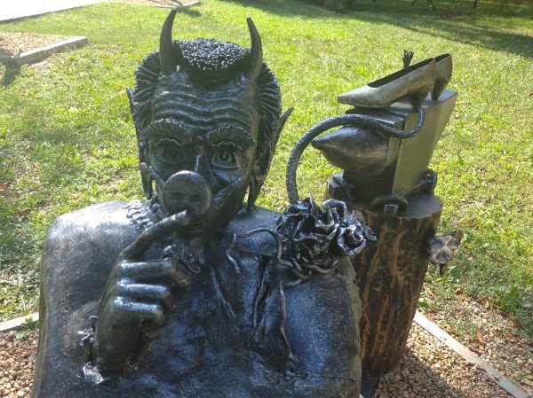 Парк кованых фигур Донецк баба Яга