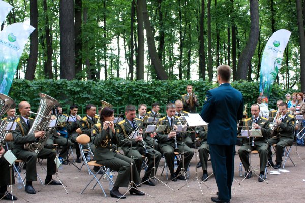 Военный оркестр в летнем саду