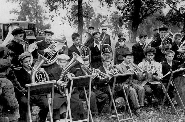 Духовой оркестр в парке тополя Оренбург