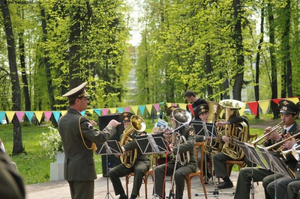 Духовой оркестр в парке тополя Оренбург