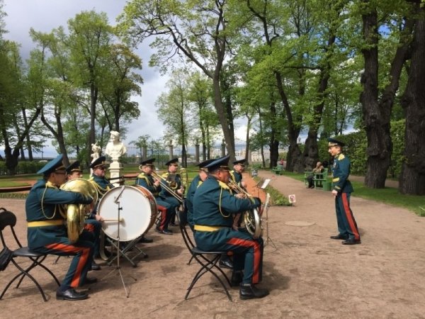 Военный оркестр в летнем саду
