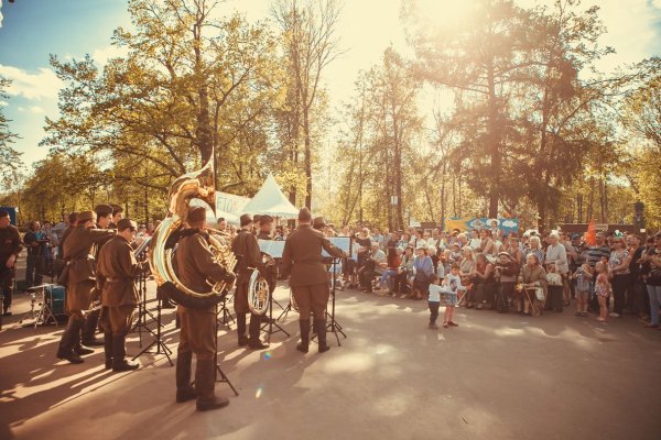 Духовой оркестр в парке тополя Оренбург