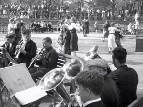 Танцплощадка духовой оркестр в парке