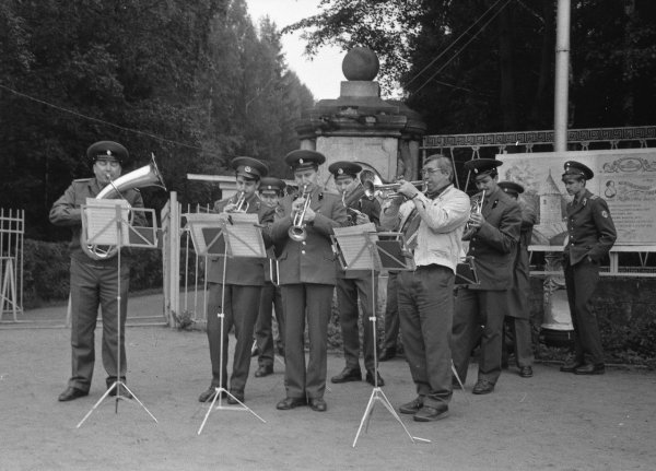 Военный духовой оркестр в парке