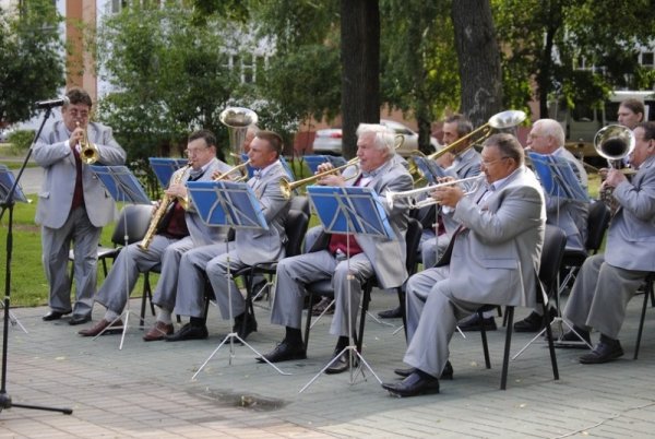 Духовой оркестр в парке тополя Оренбург