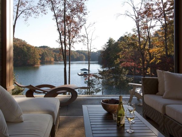 Терраса с видом на озеро