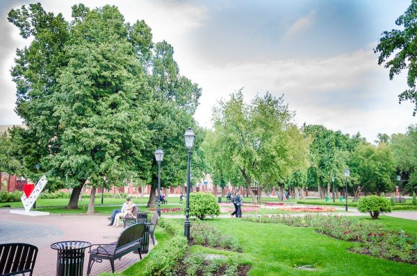 Парк сад Эрмитаж в Москве