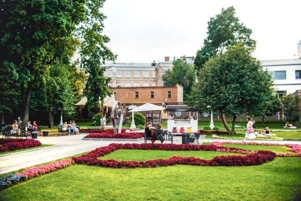 Парк сад Эрмитаж в Москве