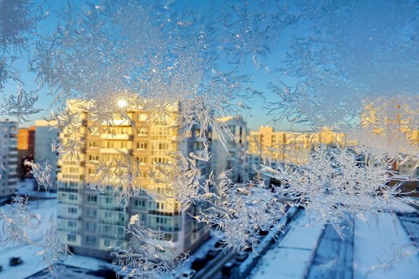 Солнечный зимний день в городе