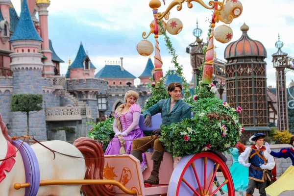 Парижский Диснейленд парад героев