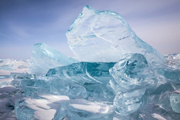 Бирюзовый лёд озера Байкал