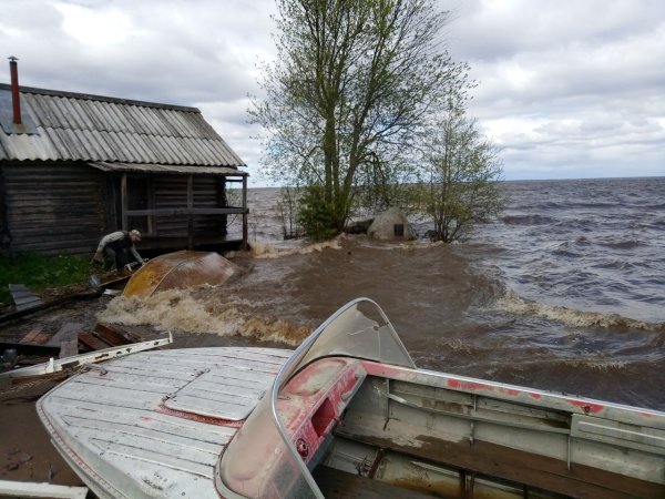 Остров спас на озере Воже