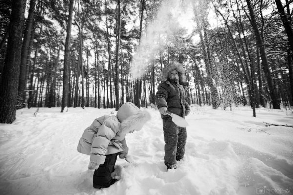 Дети с родителями на прогулке зимой