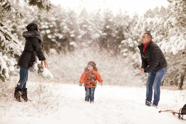 Зимняя фотосессия в лесу семейная