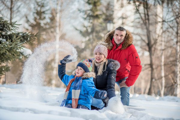 Семья на прогулке зимой