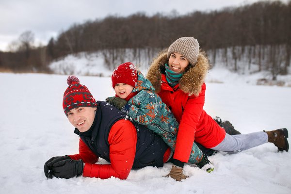 Счастливая семья зима
