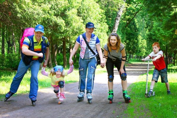 Спортивная семья на прогулке