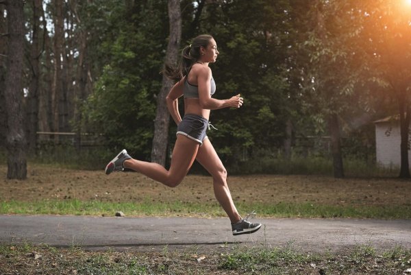 Девушка бежит в бок