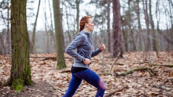 Девушка бежит в лесу