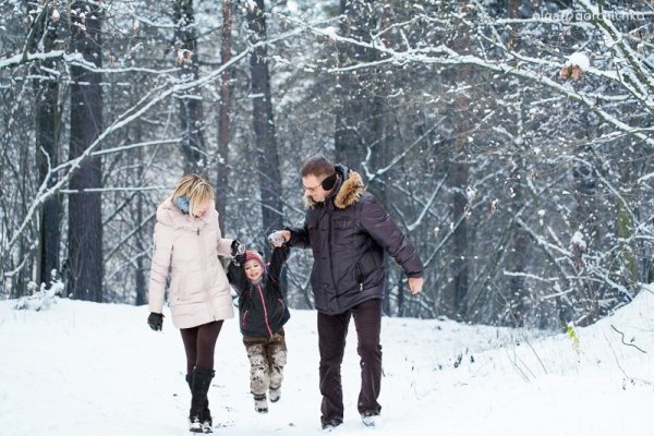 Люди гуляют зимой