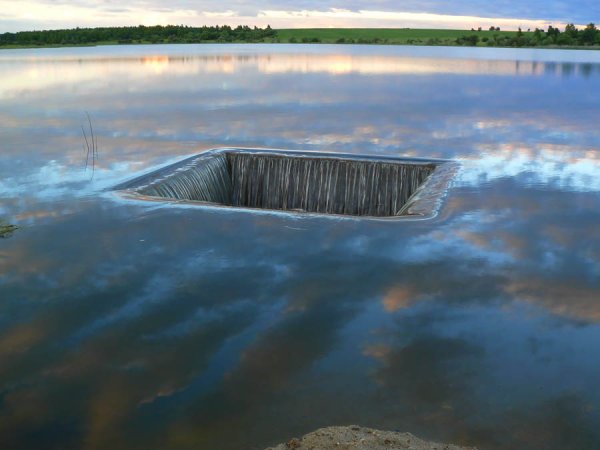 Озеро с ямой