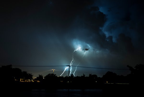 Молния в темноте реальные