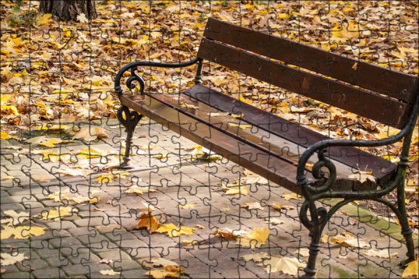 Старая скамейка в парке